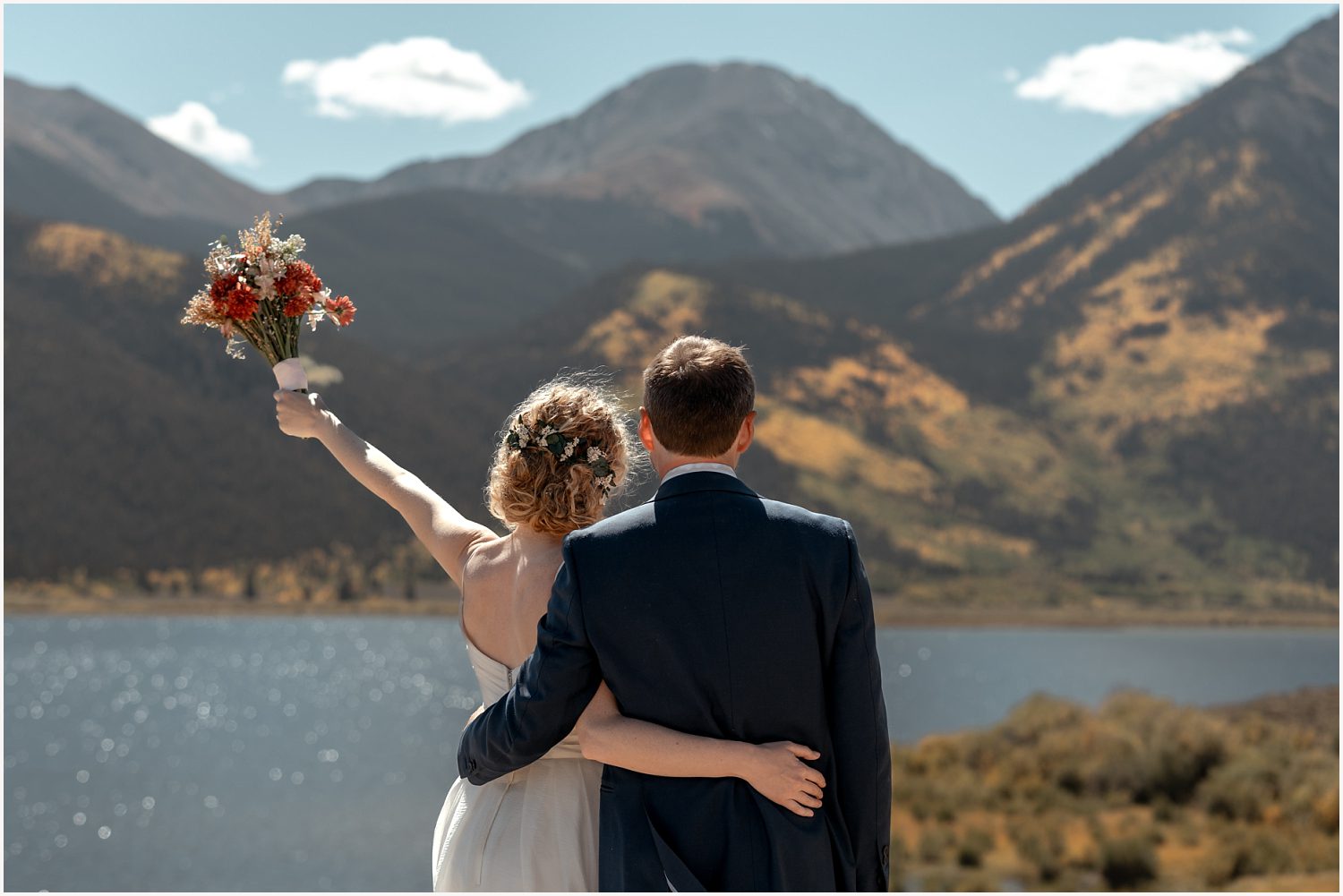 Couple elope near lake in Buena Vista